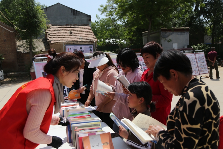 民權(quán)縣圖書館開展全民閱讀推廣進(jìn)鄉(xiāng)村活動
