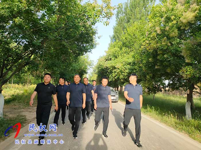 民權(quán)縣水務(wù)發(fā)展服務(wù)中心開(kāi)展 “做好‘水服務(wù)’、用心惠民生”徒步行活動(dòng)