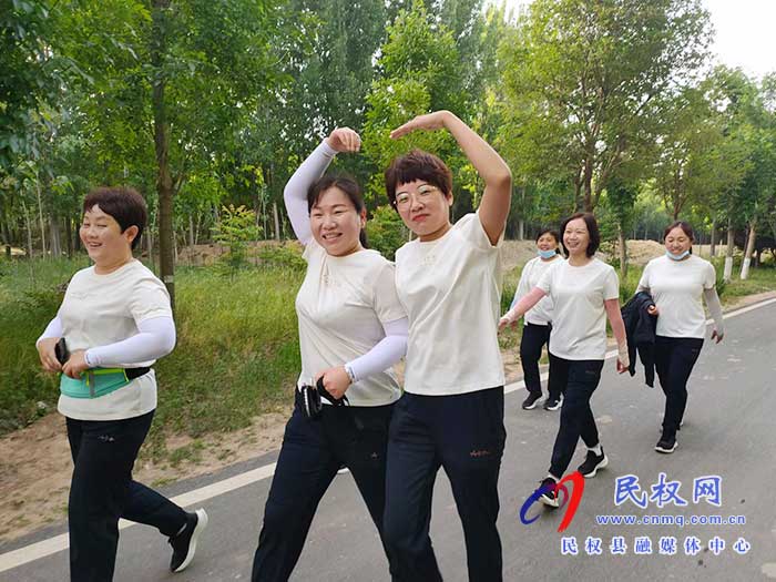 民權(quán)縣水務(wù)發(fā)展服務(wù)中心開(kāi)展 “做好‘水服務(wù)’、用心惠民生”徒步行活動(dòng)
