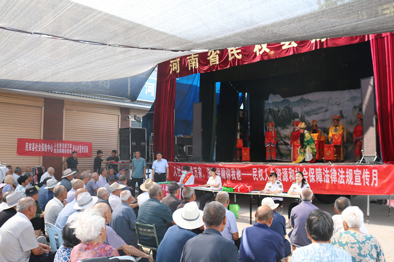 民權(quán)縣人社局開展人力資源和社會(huì)保障 法律法規(guī)宣傳月活動(dòng)