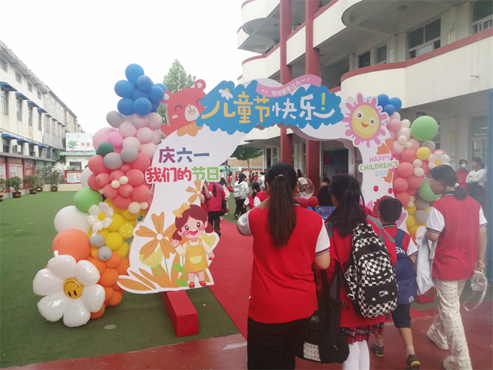 入隊儀式見證激動時刻   多彩節(jié)目點亮繽紛校園 ——民權(quán)縣第三小學(xué)慶六一新少先隊員入隊儀式暨節(jié)目匯演