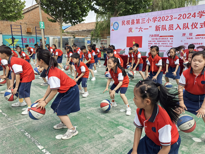入隊儀式見證激動時刻   多彩節(jié)目點亮繽紛校園 ——民權(quán)縣第三小學(xué)慶六一新少先隊員入隊儀式暨節(jié)目匯演