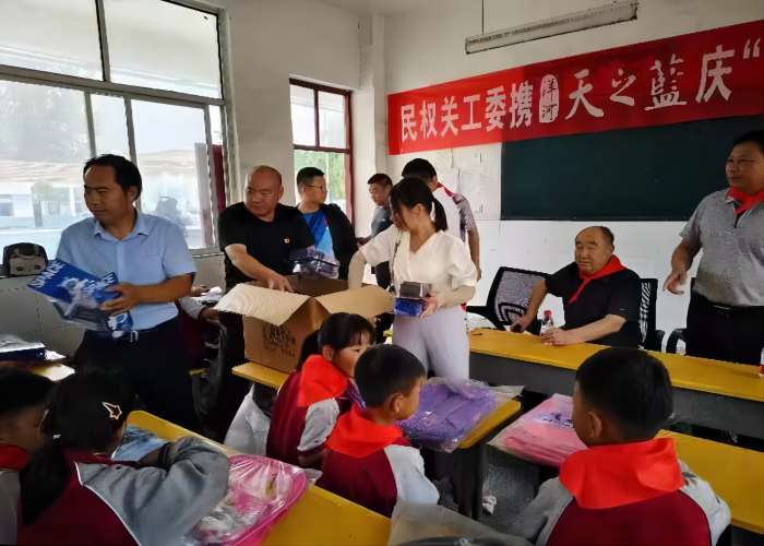 民權縣關工委與愛心企業(yè)攜手開展愛心捐贈活動