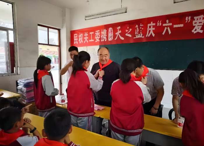 民權縣關工委與愛心企業(yè)攜手開展愛心捐贈活動