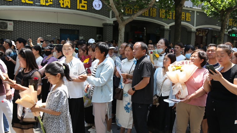 民權(quán)縣圖書(shū)館組織開(kāi)展 “閱讀點(diǎn)亮未來(lái)·助力高考?jí)粝搿敝驹阜?wù)活動(dòng)