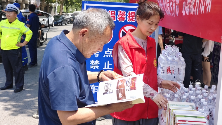 民權(quán)縣圖書(shū)館組織開(kāi)展 “閱讀點(diǎn)亮未來(lái)·助力高考?jí)粝搿敝驹阜?wù)活動(dòng)