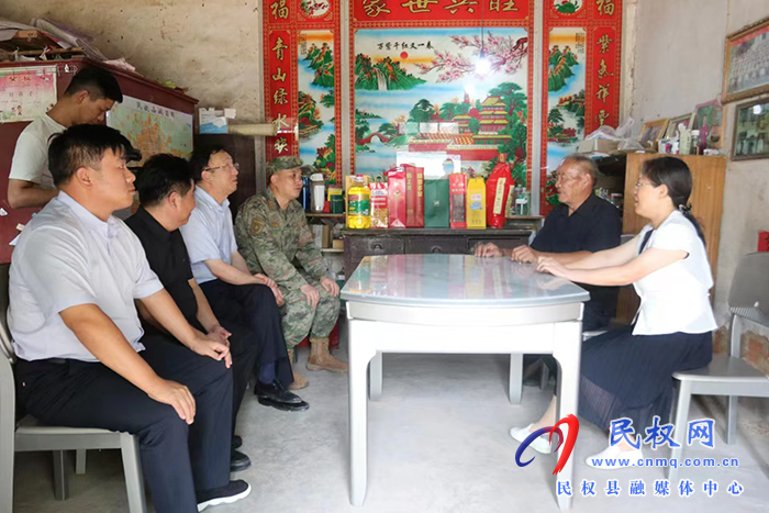 縣委書(shū)記王靜嫻走訪慰問(wèn)現(xiàn)役軍人家屬