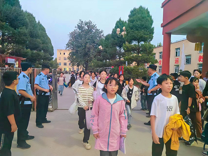 人和鎮(zhèn)派出所 “護(hù)學(xué)崗”，為學(xué)生安全撐起 “保護(hù)傘”