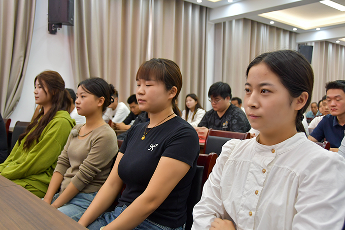 青春奮進(jìn)正當(dāng)時(shí)，共青團(tuán)人和鎮(zhèn)第二次代表大會勝利召開