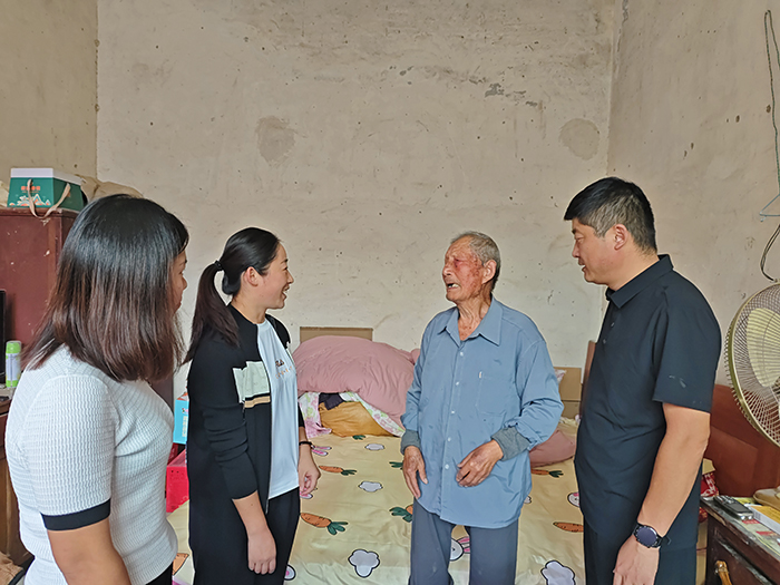 白云寺鎮(zhèn)：桑榆未晚情更濃，慰問離退休干部傳溫情