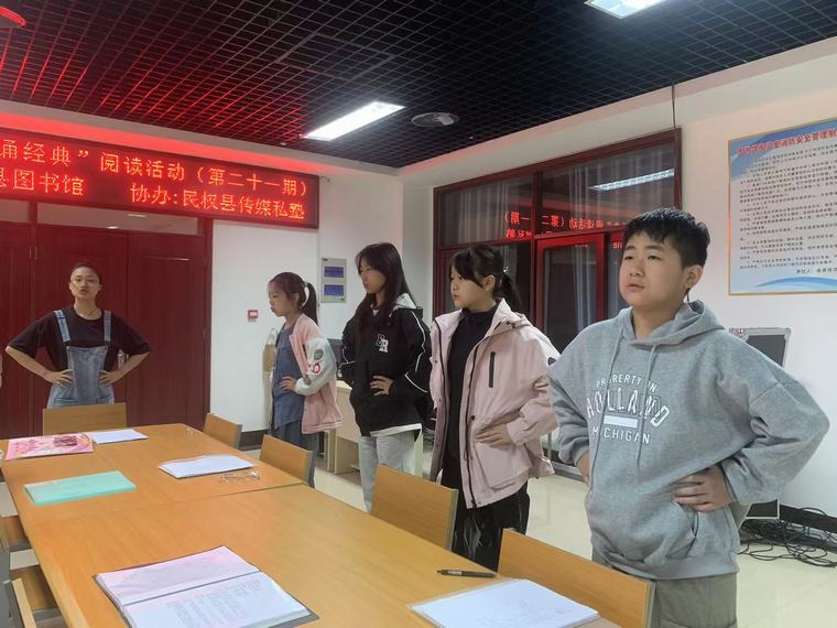 民權(quán)縣圖書館舉辦2024年第二十一期“快樂繪本劇 傳承誦經(jīng)典”閱讀活動