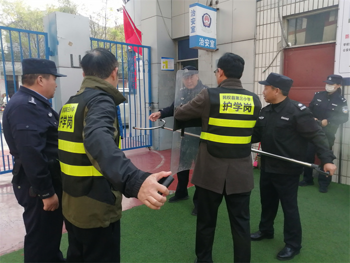 民權(quán)縣第三小學(xué)警校聯(lián)合開(kāi)展防暴演練活動(dòng)