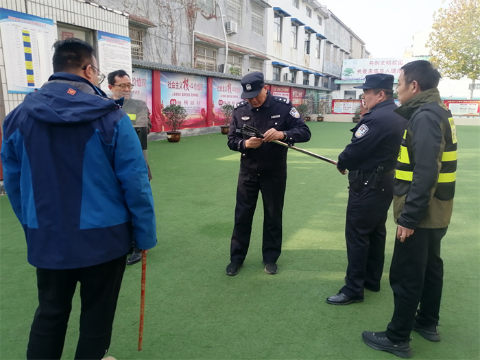 民權(quán)縣第三小學(xué)警校聯(lián)合開(kāi)展防暴演練活動(dòng)