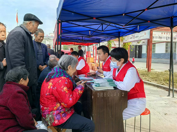河南省健康委員會(huì)組織河南大學(xué)第一附屬醫(yī)院醫(yī)療服務(wù)隊(duì)到莊子鎮(zhèn)召開(kāi)“健康促進(jìn)321巡講”現(xiàn)場(chǎng)交流會(huì)