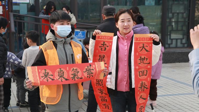 “墨韻迎春 書(shū)香傳情”-——民權(quán)縣圖書(shū)館舉辦迎新年義寫(xiě)春聯(lián)公益活動(dòng)
