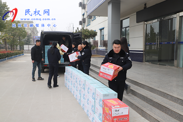 縣委統(tǒng)戰(zhàn)部組織工商聯(lián)會員企業(yè)開展春節(jié)慰問活動