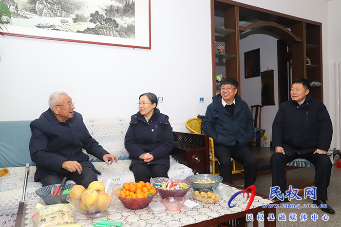 縣領(lǐng)導(dǎo)走訪慰問實職縣級退休干部