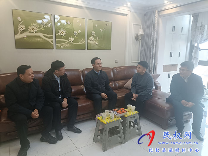 縣領(lǐng)導(dǎo)走訪慰問實職縣級退休干部