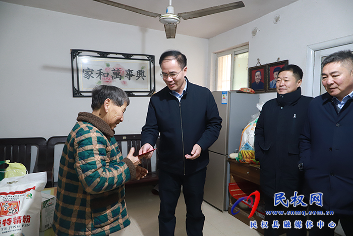 縣領(lǐng)導(dǎo)節(jié)前慰問特困職工、城市居民困難戶、企業(yè)軍轉(zhuǎn)干部、特困下崗職工
