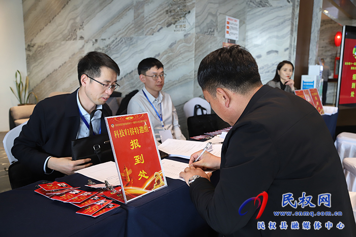 出席縣政協(xié)十一屆四次會議的政協(xié)委員陸續(xù)報到