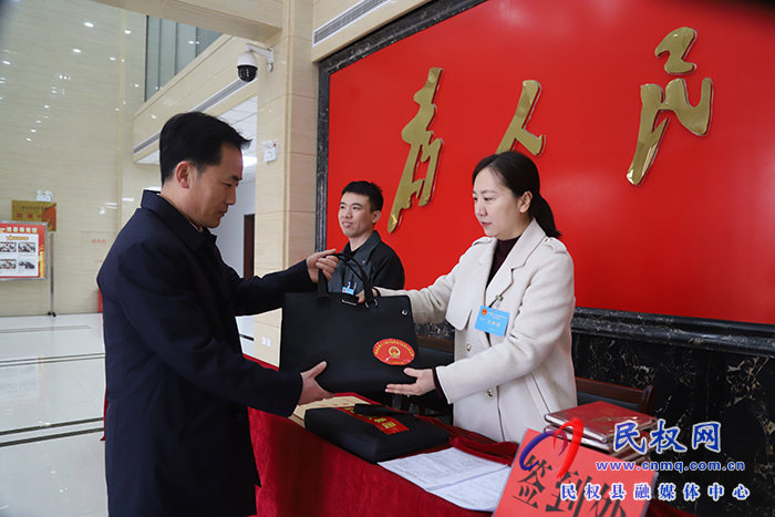 出席縣十六屆人大六次會議的人大代表今日報(bào)到