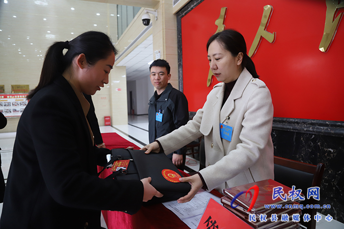 出席縣十六屆人大六次會議的人大代表今日報(bào)到