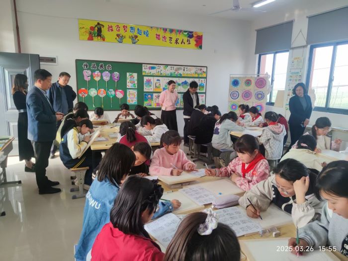 校際交流促發(fā)展  分享互鑒共提升 ——縣教體局到到雙塔鎮(zhèn)中心小學開展校際交流活動