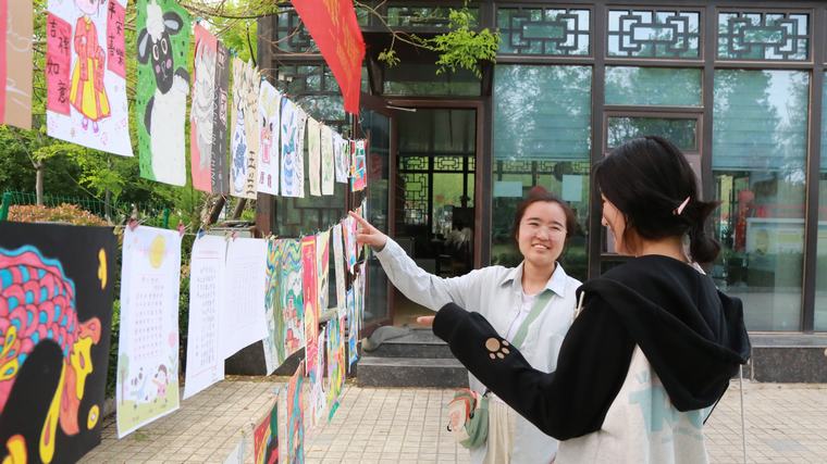 民權(quán)縣圖書館舉辦“書香潤民權(quán) 畫筆繪童年”公益繪畫成果展