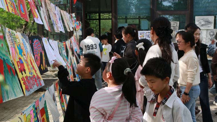 民權(quán)縣圖書館舉辦“書香潤民權(quán) 畫筆繪童年”公益繪畫成果展