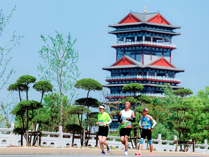 故道春好日 健兒競(jìng)跑時(shí)——2025民權(quán)馬拉松暨第三屆申甘林帶生態(tài)馬拉松賽激情開跑
