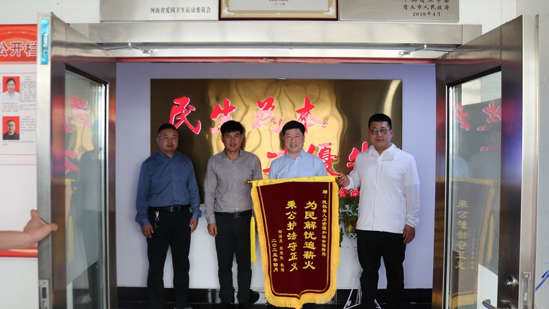 民權(quán)縣人社局：真心為民解“薪”愁  一面錦旗顯真情