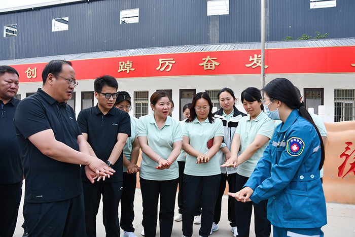 人和鎮(zhèn)開(kāi)展2025年防汛救災(zāi)應(yīng)急演練