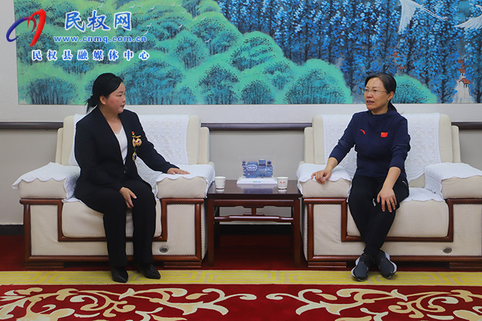 縣委書記王靜嫻會(huì)見“全國勞動(dòng)模范”李玉姣