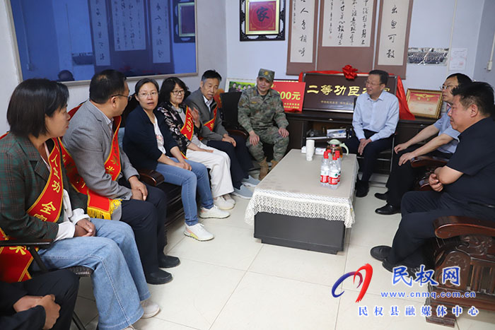 縣委書記王靜嫻為榮獲二等功現(xiàn)役軍人朱鵬及其家庭送喜報(bào)