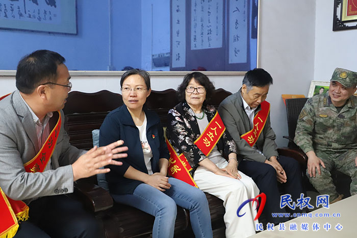 縣委書記王靜嫻為榮獲二等功現(xiàn)役軍人朱鵬及其家庭送喜報(bào)